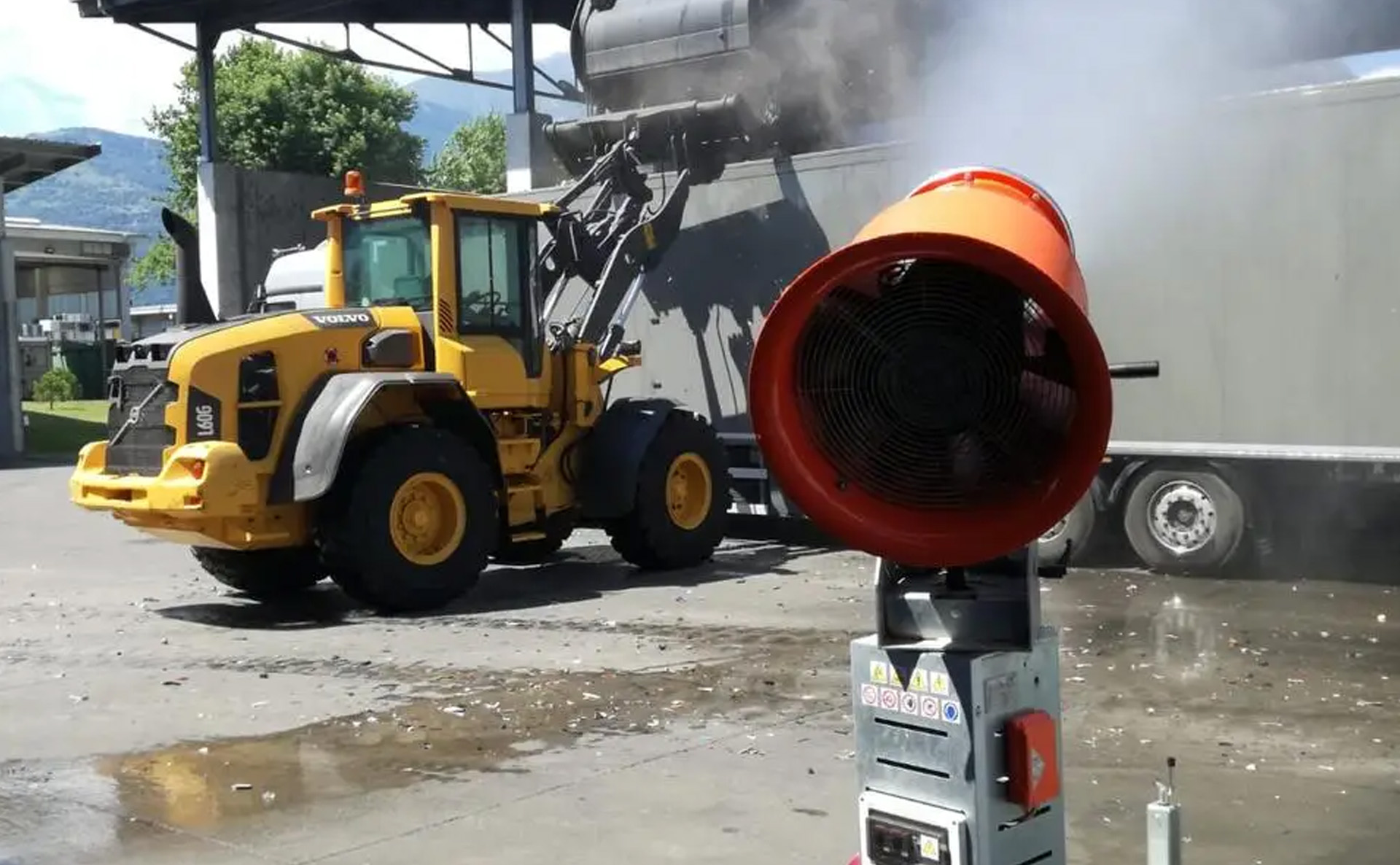 Swivelling bearing for cannon fog machine